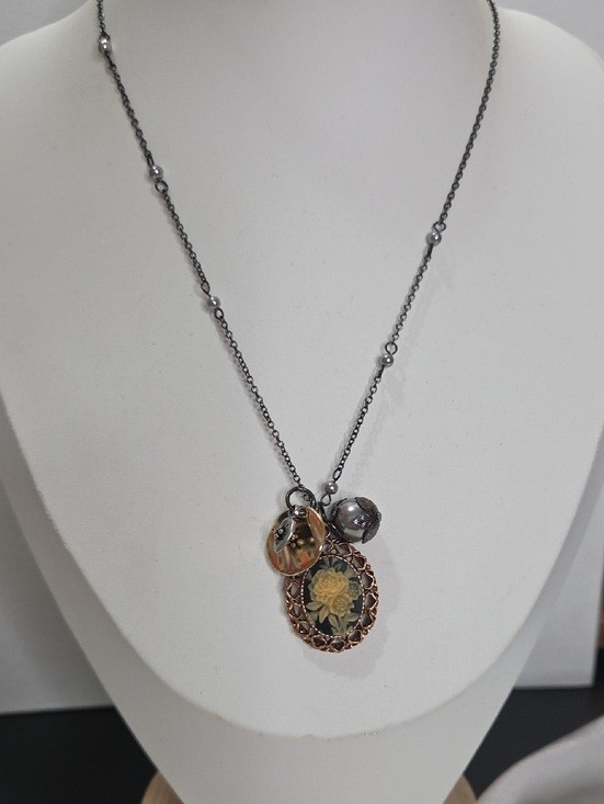 American Eagle Outfitters Silver Floral Cameo Retro Vintage Look Necklace NWT