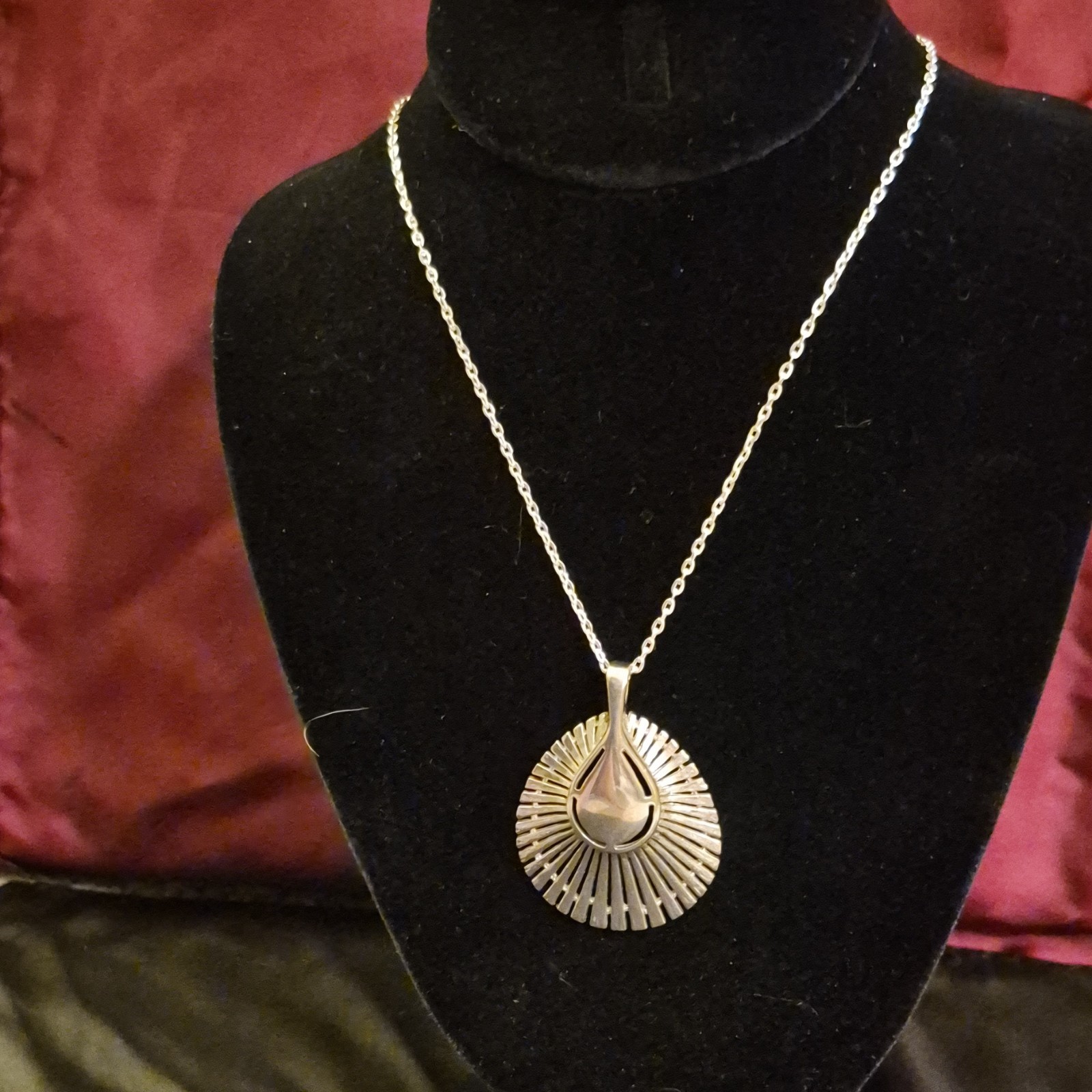 Silver Tone Modern Round Pendant Chain Necklace Metal No Stone Undated Era