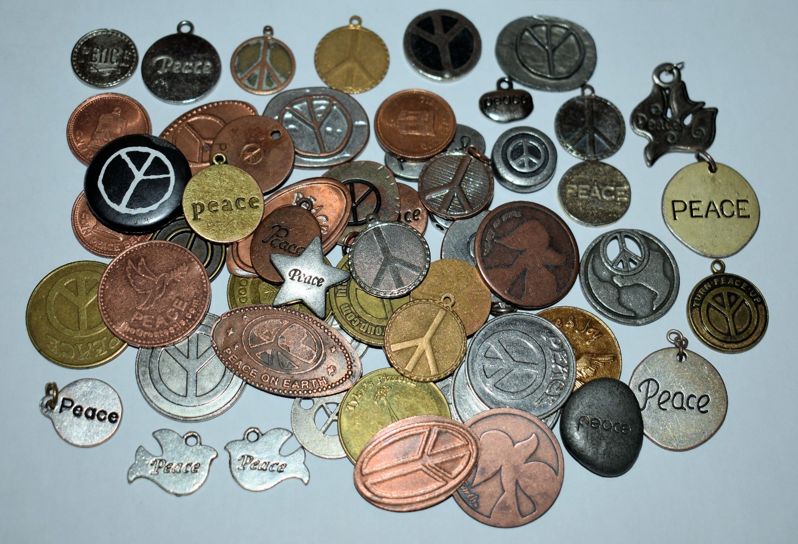 133c. 57x VARIOUS PRE-OWNED PEACE NOVELTY ITEMS: ELONGATE, PINS, PENDANTS, CHARM