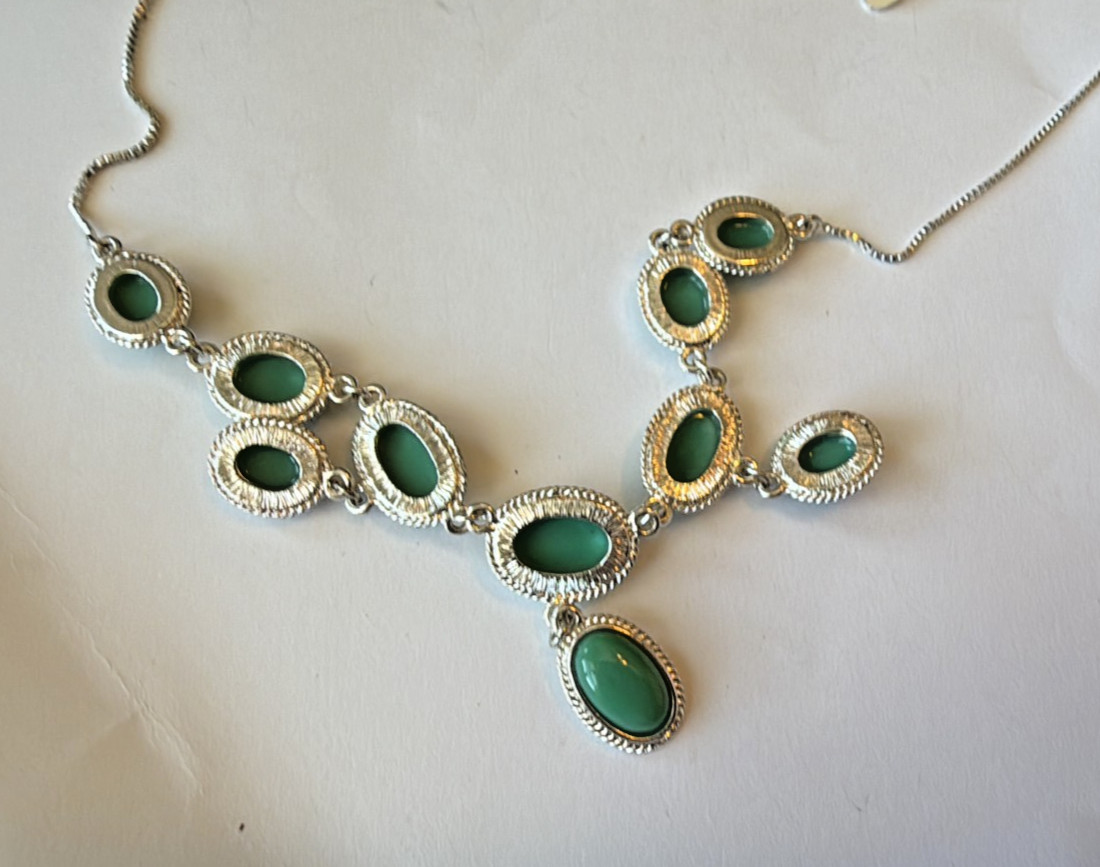 VERSONA FAUX TURQUOISE GREEN AND SILVER METAL BIB NECKLACE 16″