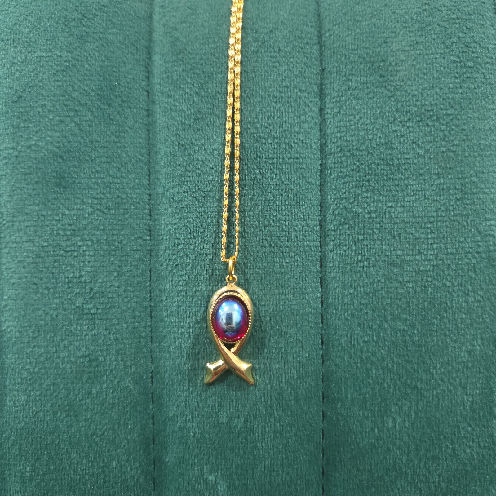 Unworn Vintage Gold Tone Ribbon Red Rhinestone 22x11mm Pendant 49cm Chain