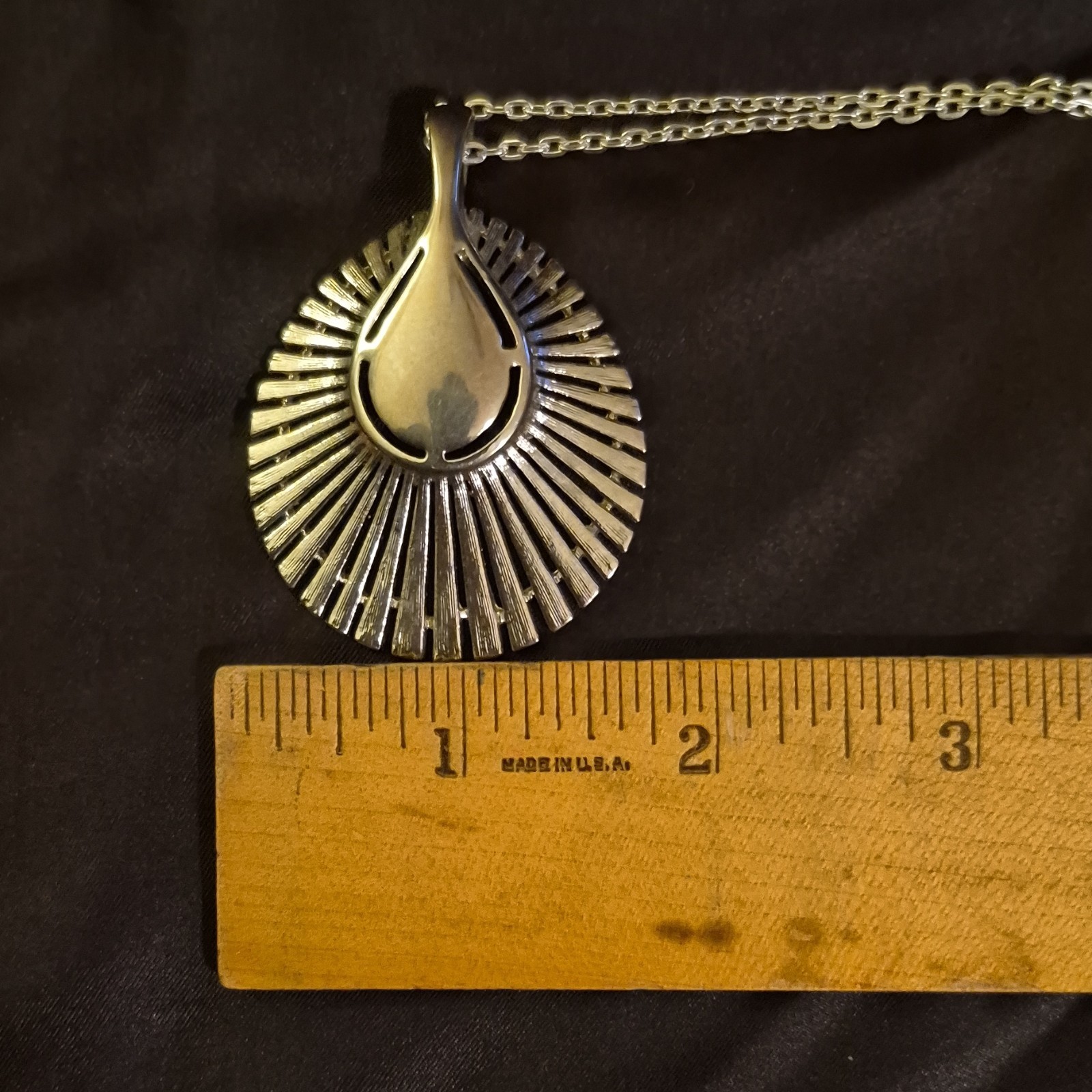 Silver Tone Modern Round Pendant Chain Necklace Metal No Stone Undated Era