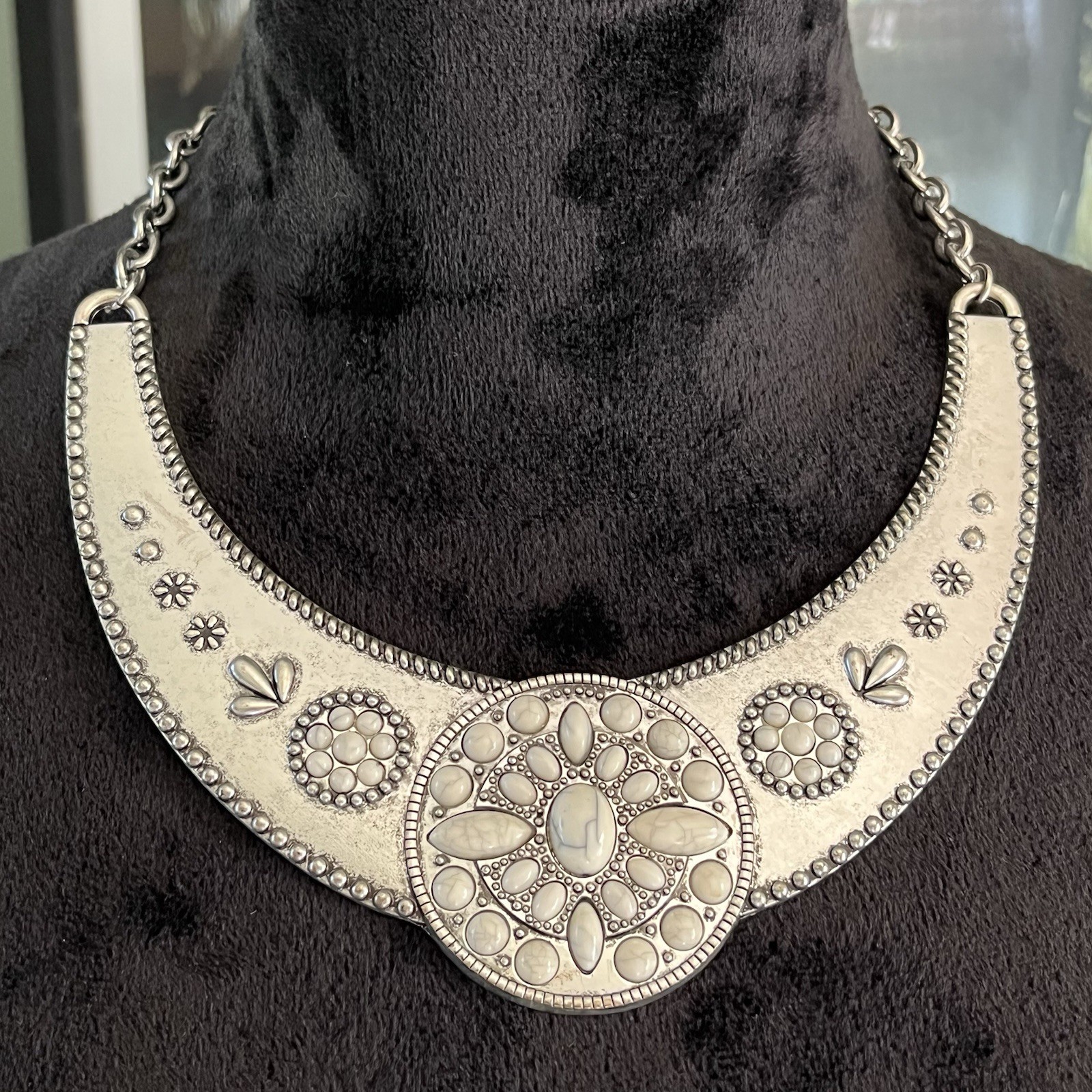 Western Style Statement Bib Collar Necklace Silver & Howlite Tones Southwestern