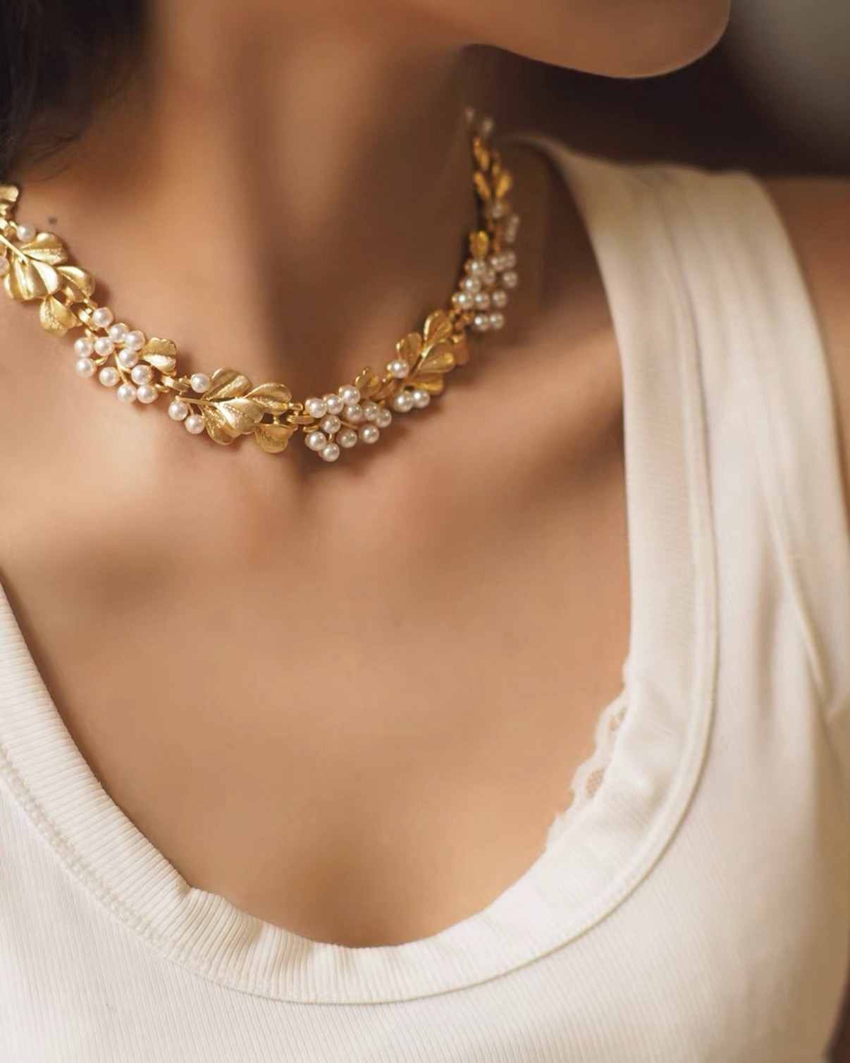 Vintage Style Gold Leaf Pearl Necklace – Elegant Statement Jewelry