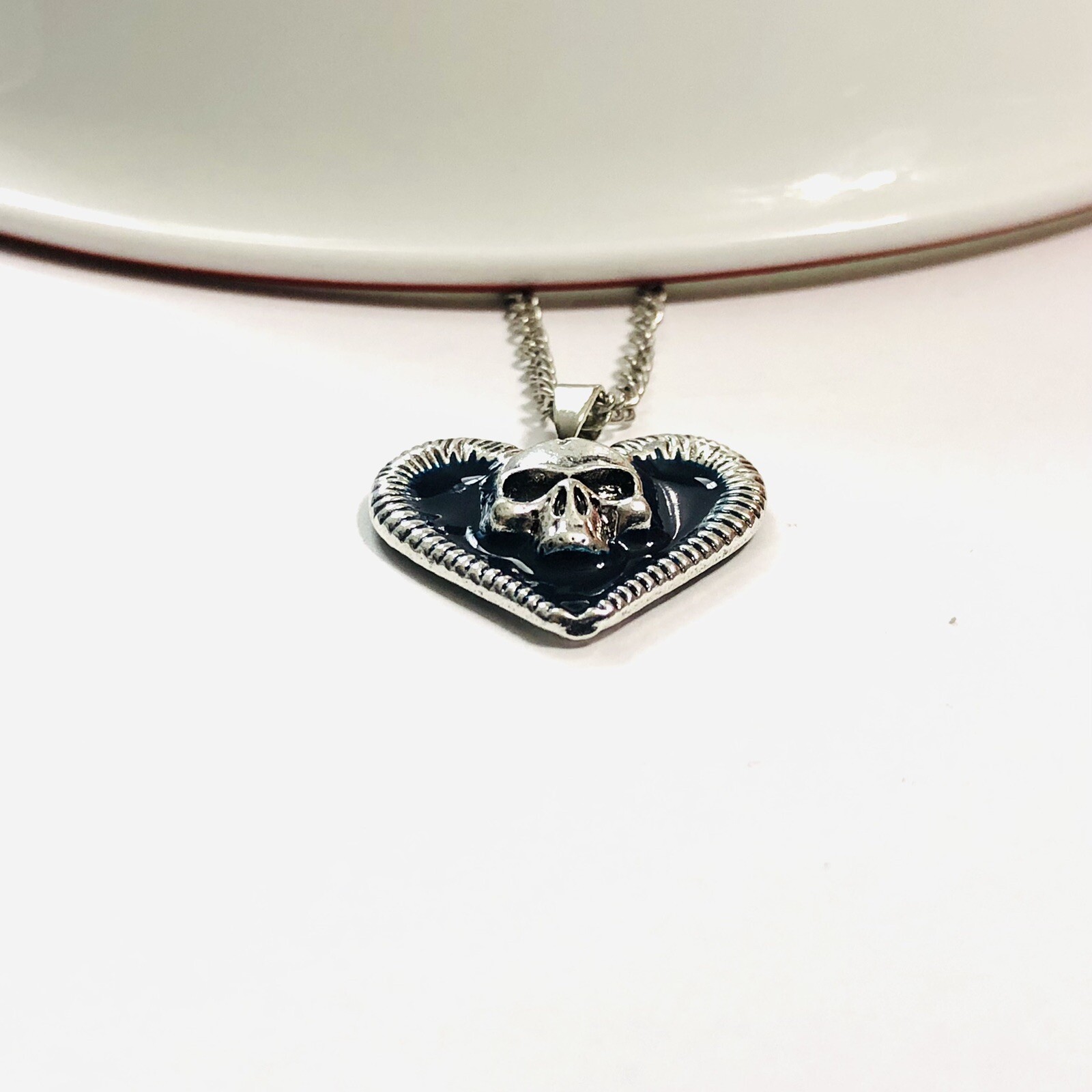 Gothic Hip Hop Skull Pendant Necklace Fashion Heart Drip Oil Skull Jewelry