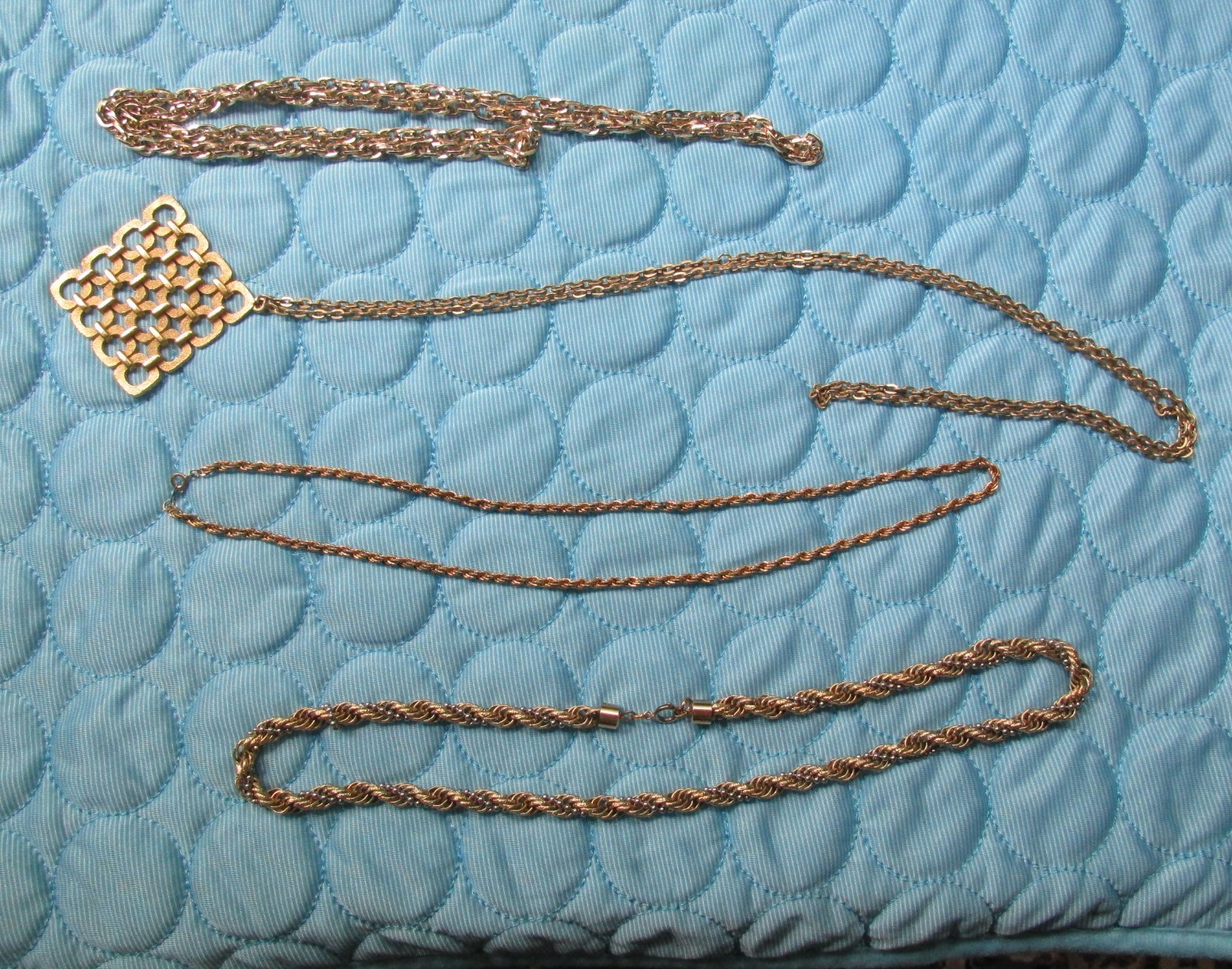 Necklaces – Lot of 4 Vintage gold tone Assorted styles and lengths Statements VG