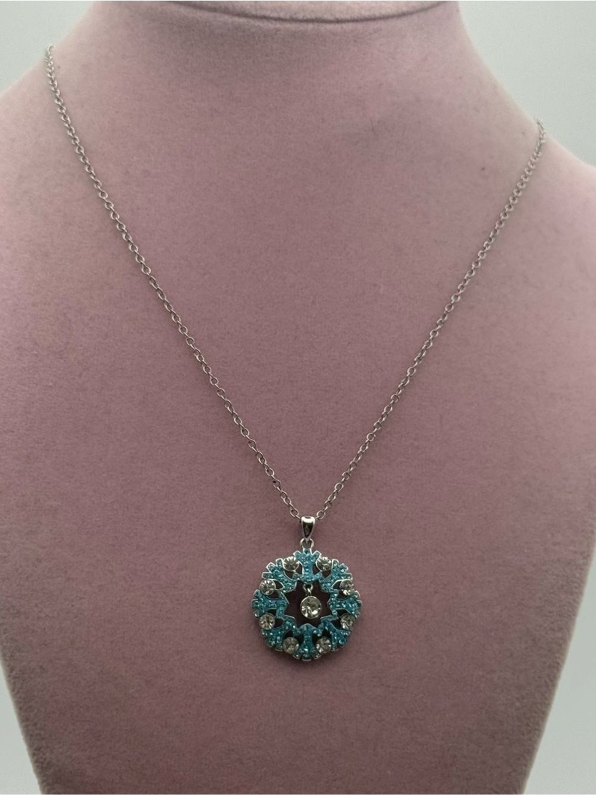 SU CN CZ Silver tone Necklace with Blue Crystal snowflake Pendant