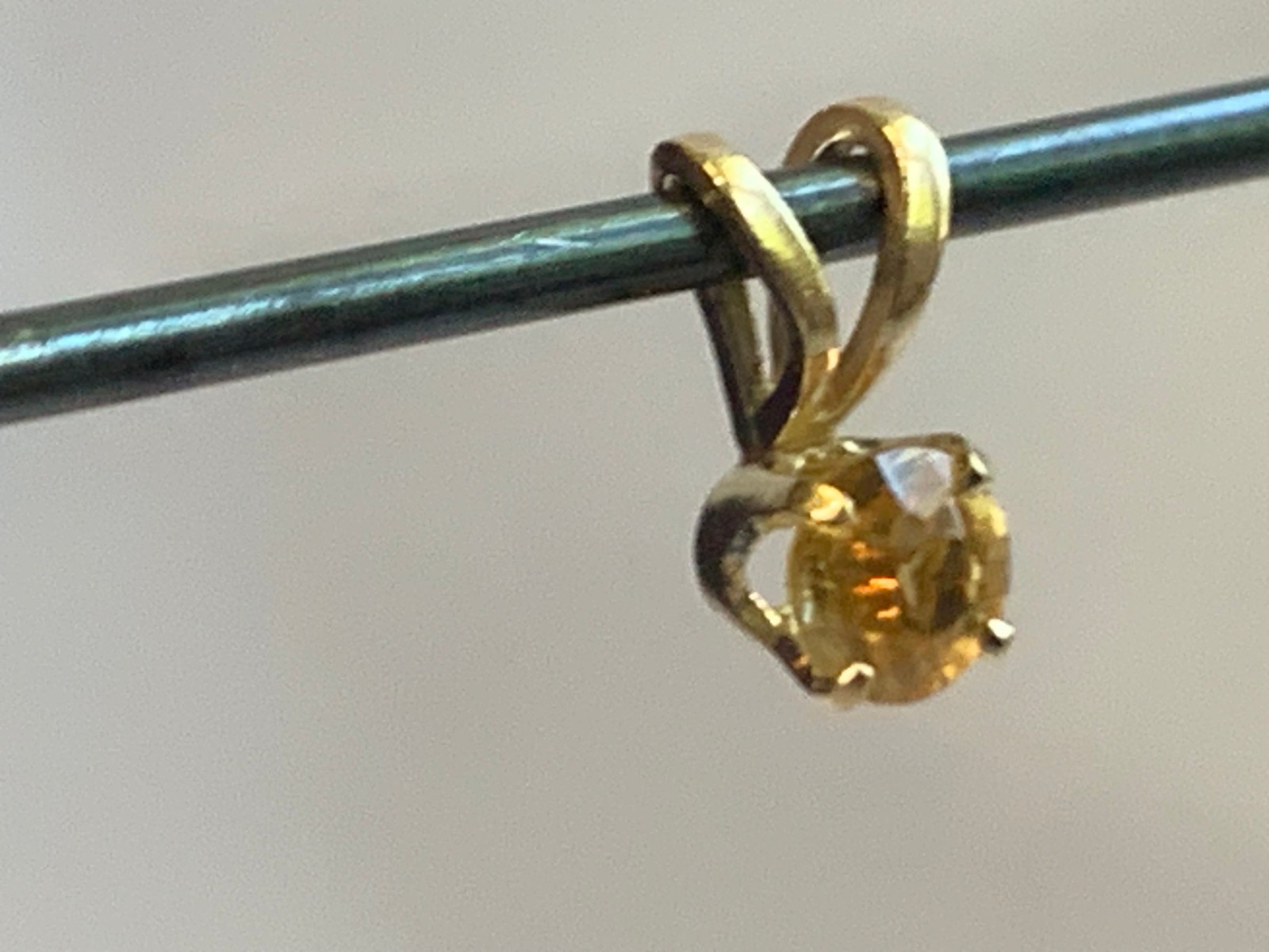 10K Yellow Gold Charm .21g Fine Jewelry Citrine Color Stone Pendant *READ*