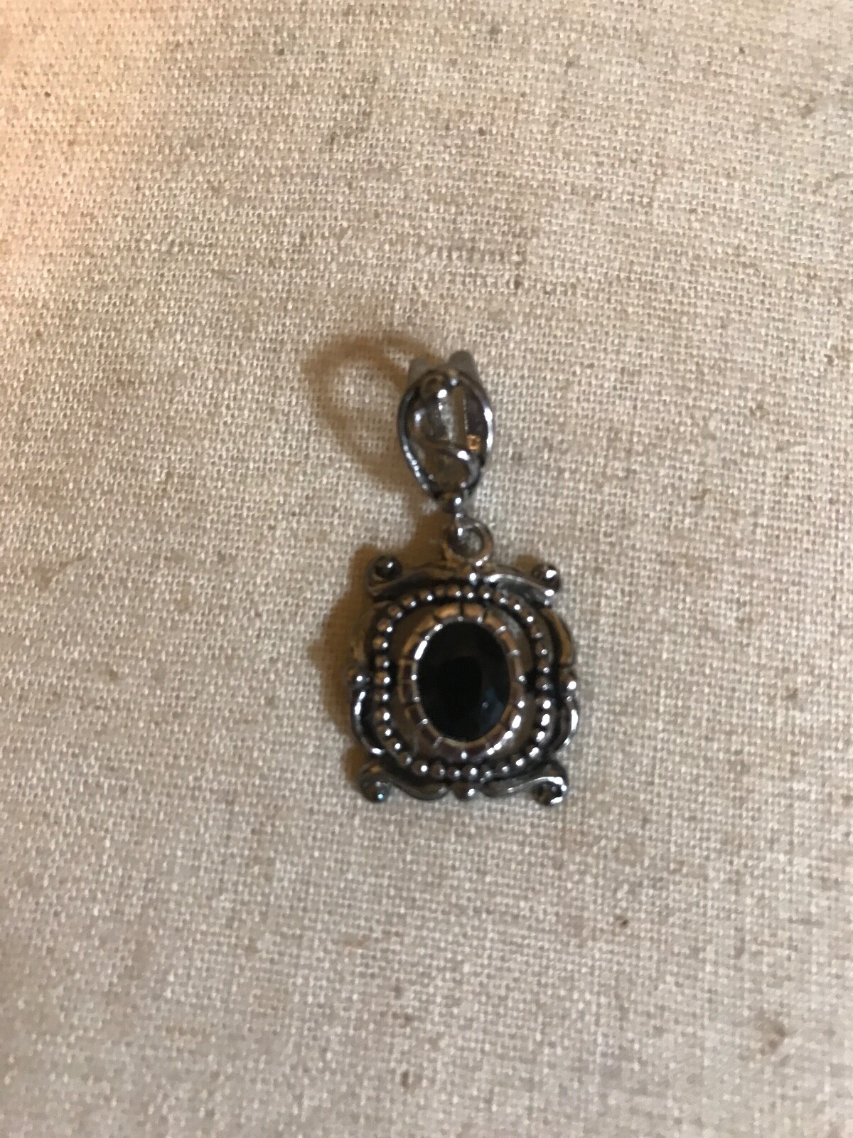 VINTAGE SILVER TONE SQUARE PENDANT WITH OVAL BLACK STONE AND NO CHAIN