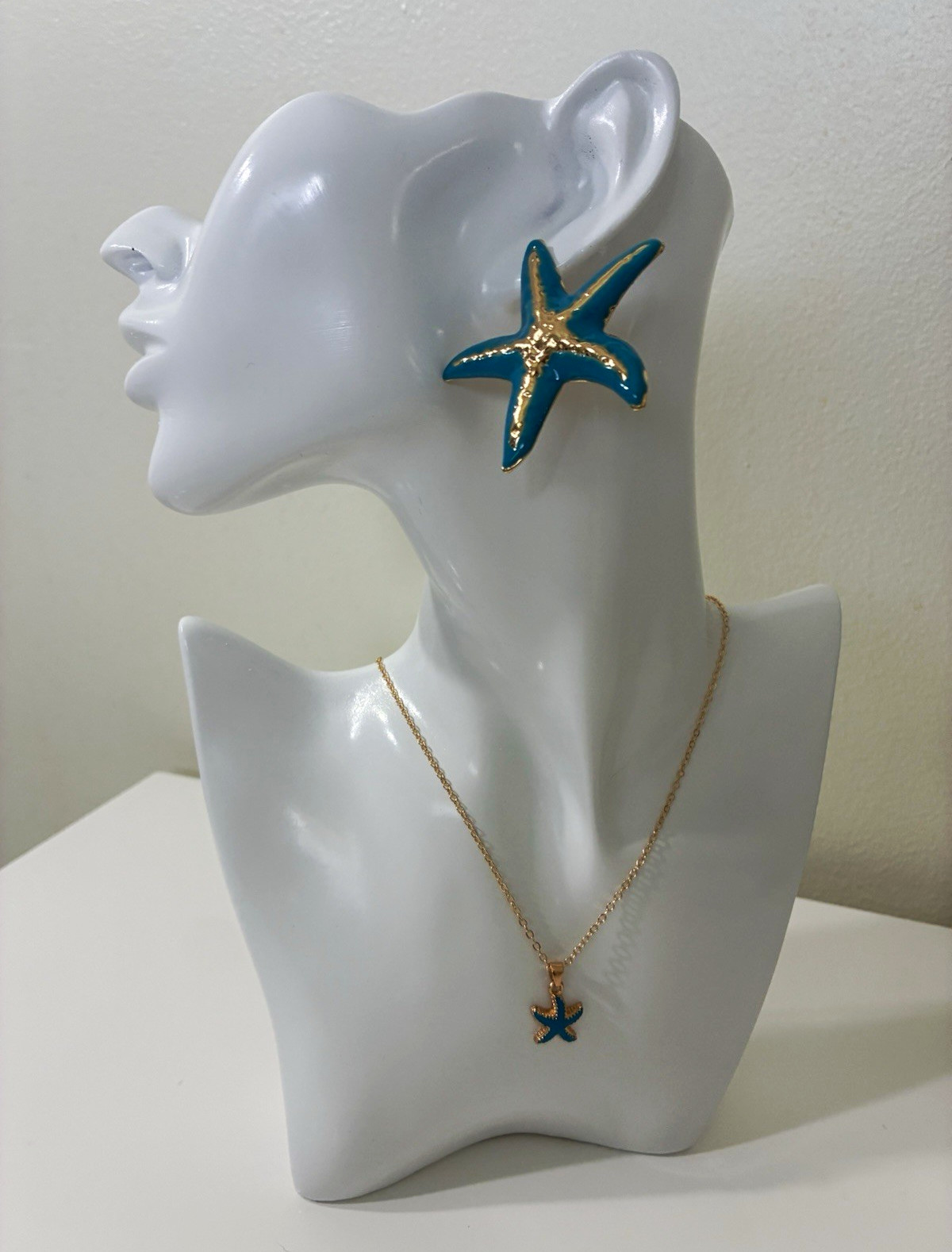 Gold Tone Blue Enamel Starfish Charm Pendant Necklace Adjustable Cable Lobster