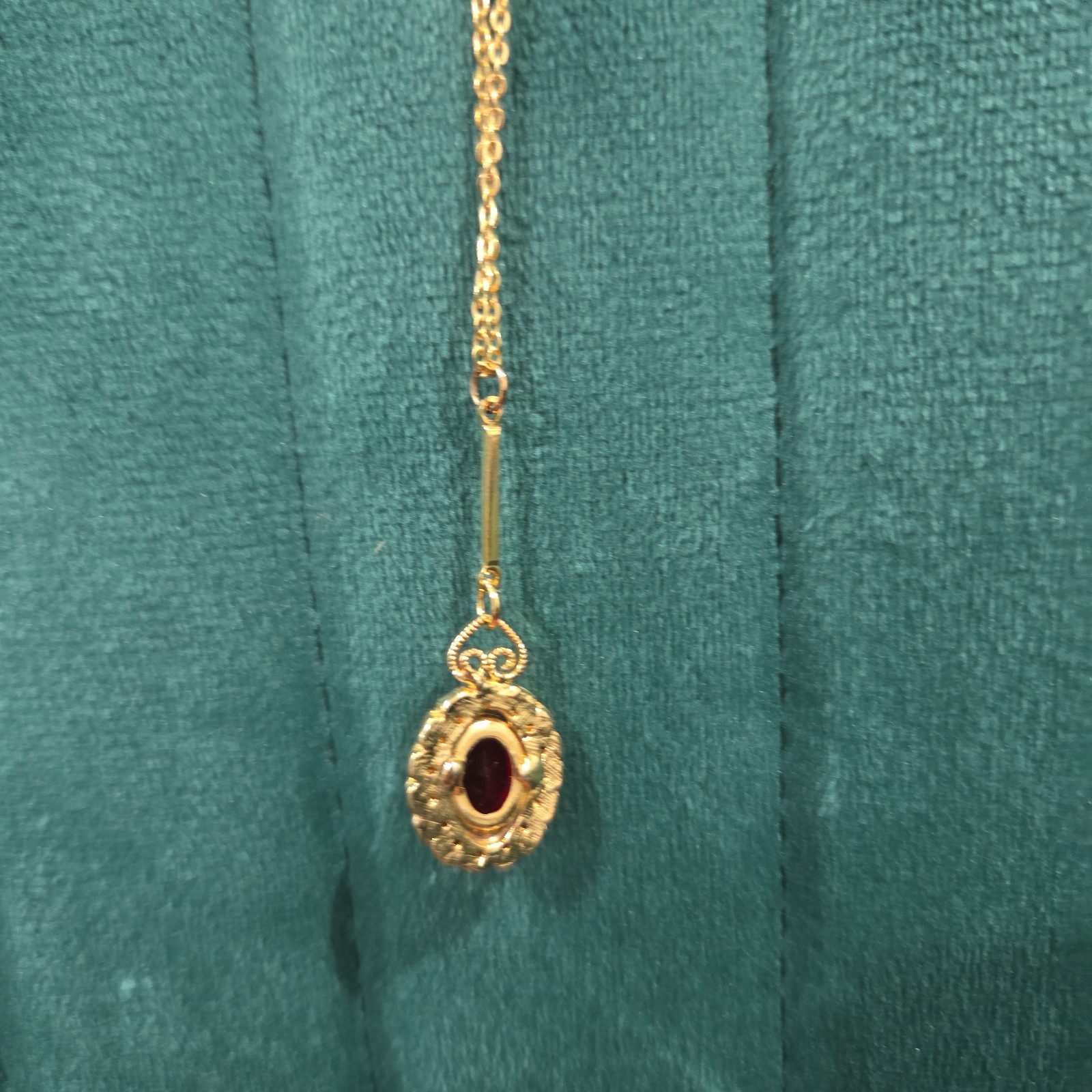 Unworn Vintage Gold Tone Ruby Red Rhinestone 15x10mm Pendant 45cm Chain