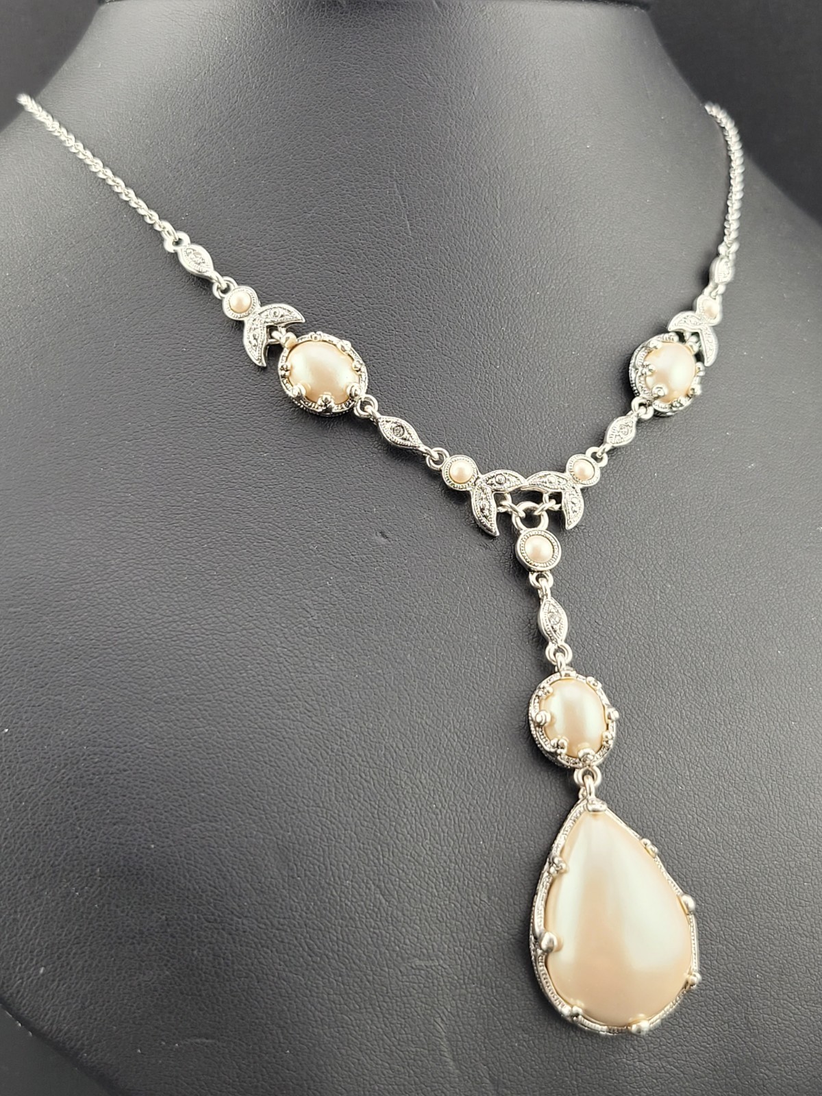 Signed Crown Trifari Rhodium Finish Lucite 🦪Pearl Lariat Choker 18″ Necklace