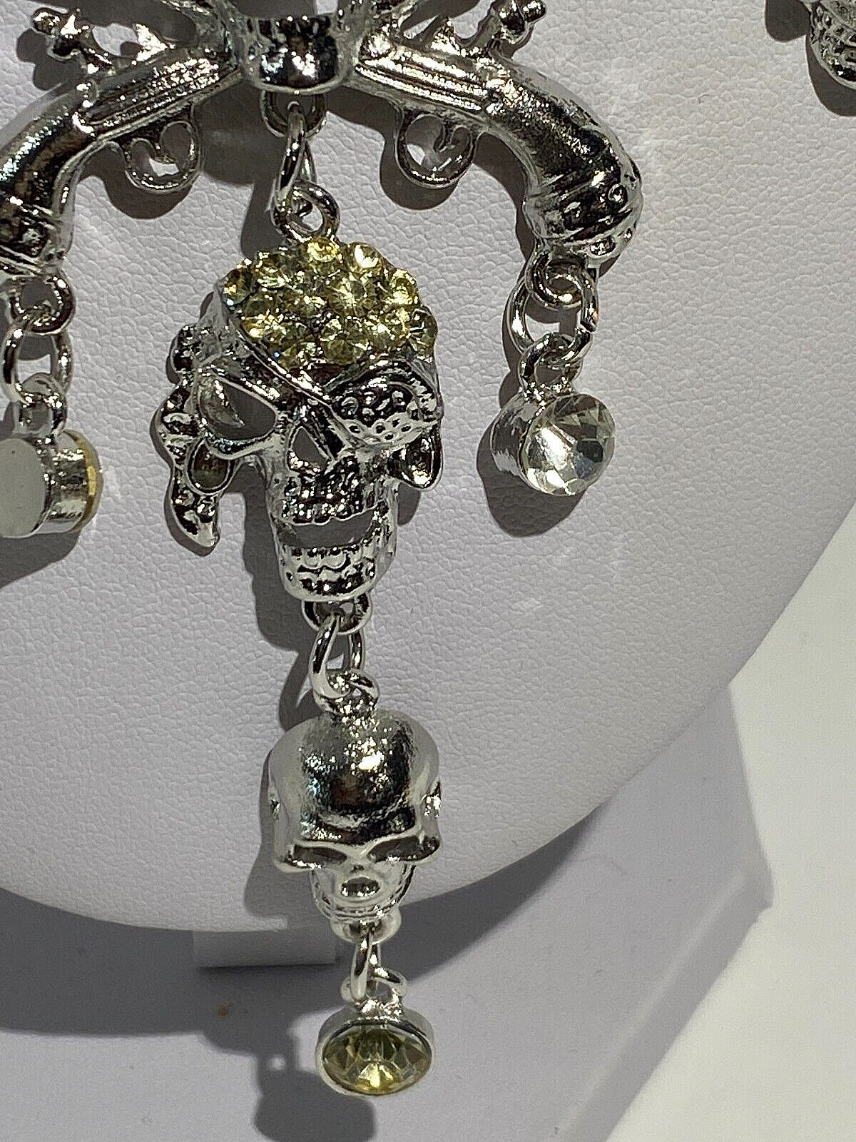 SKULLS PIRATE SKULLS CROSSED PISTOLS MAGNIFICENT SILVER PLATED NECKLACE