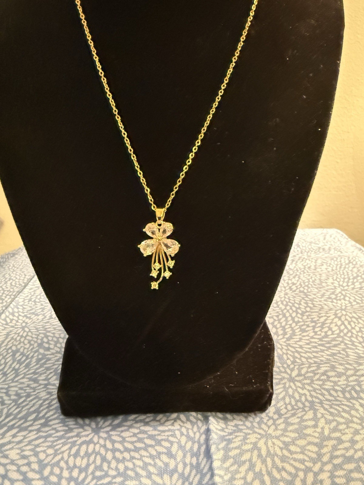 18 In. St. Steel Chain With Clear Zircon Flower Pendant. Gold Color Playing