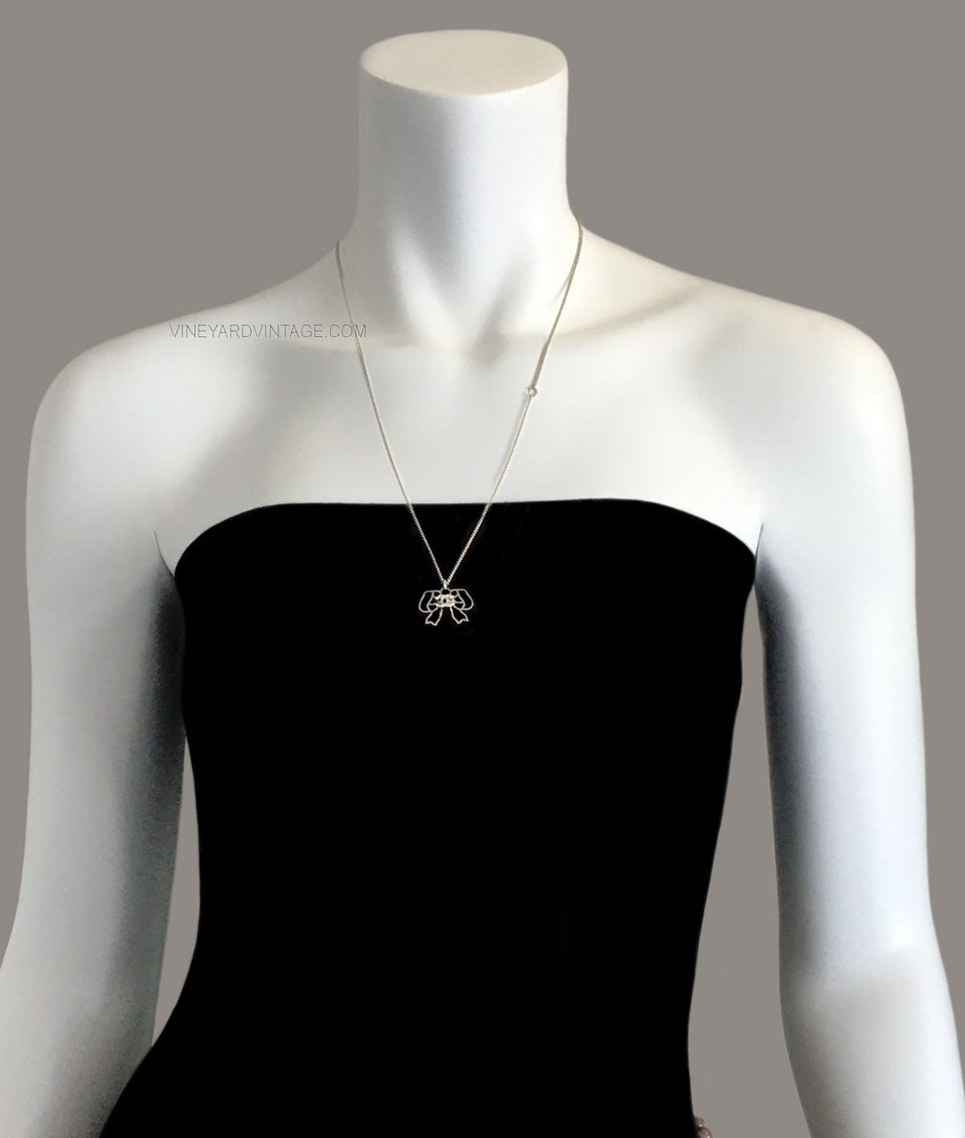 CHANEL AUTHENTIC OPEN WORK BOW & CRYSTAL CC LOGO NECKLACE