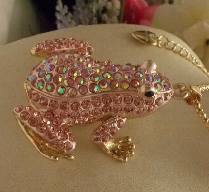 BETSEY JOHNSON ADORABLE PINK CRYSTAL INLAY FROG PENDANT CHAIN NECKLACE