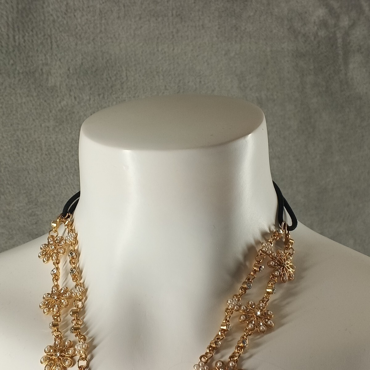 Women’s Floral Rhinestone Necklace One Size Elastic Brass Plated