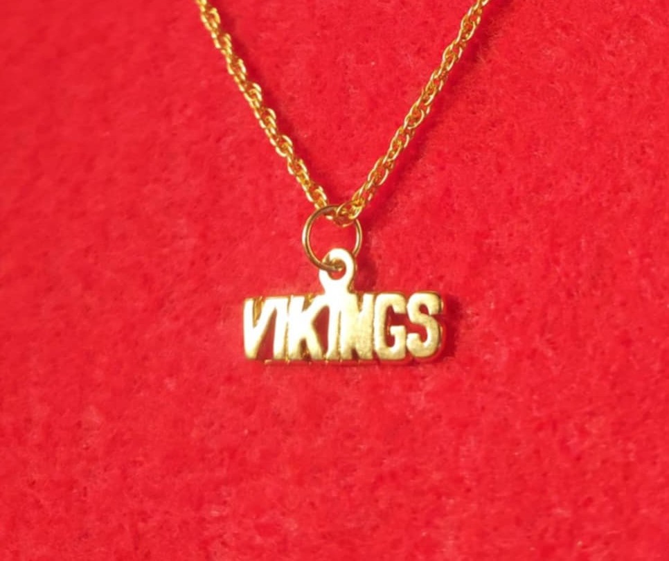 MINNESOTA VIKINGS SPORTS TEAM 14KT GOLD PLATED CHARM WITH 30″ ROPE CHAIN