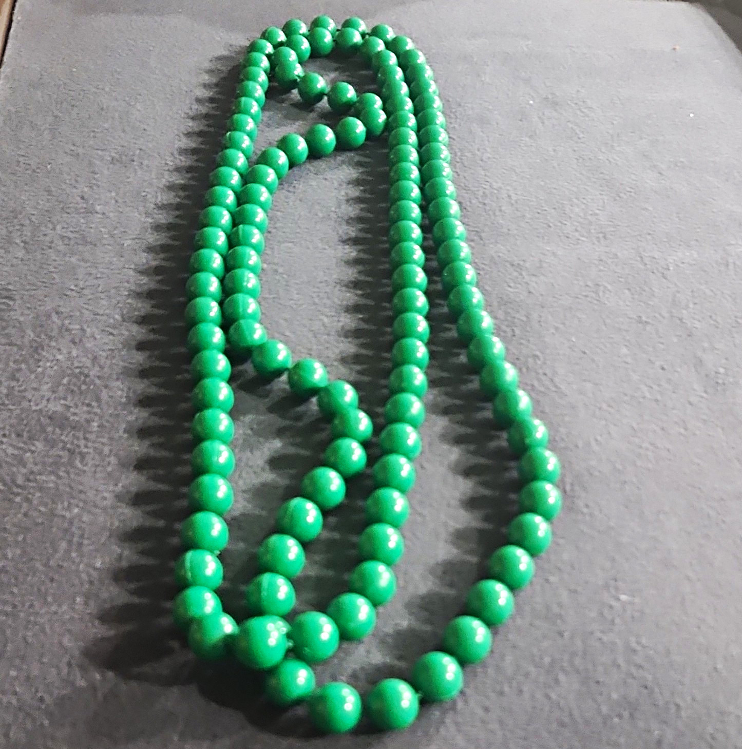 Green Round Plastic Beaded Necklace Ball/Bead Chain No Stone