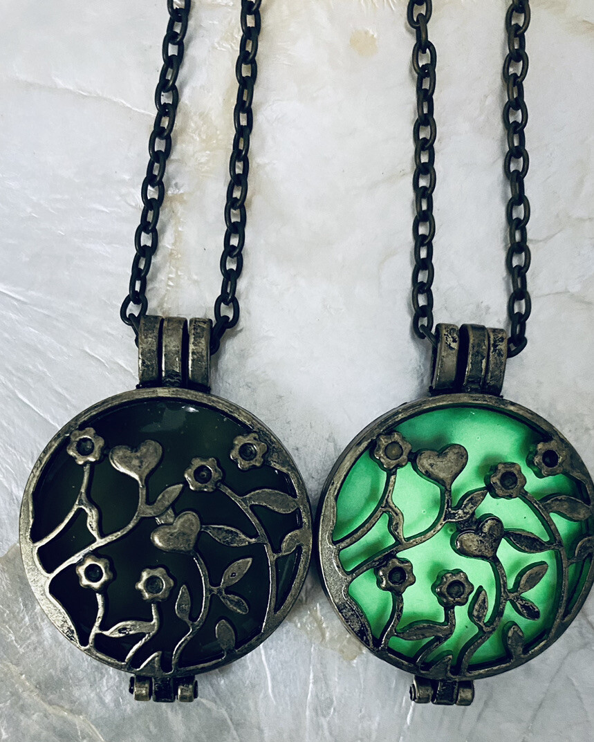 Glow in The Dark Filigree Jewelry Necklace Pendant Round Shape Flower NWOT