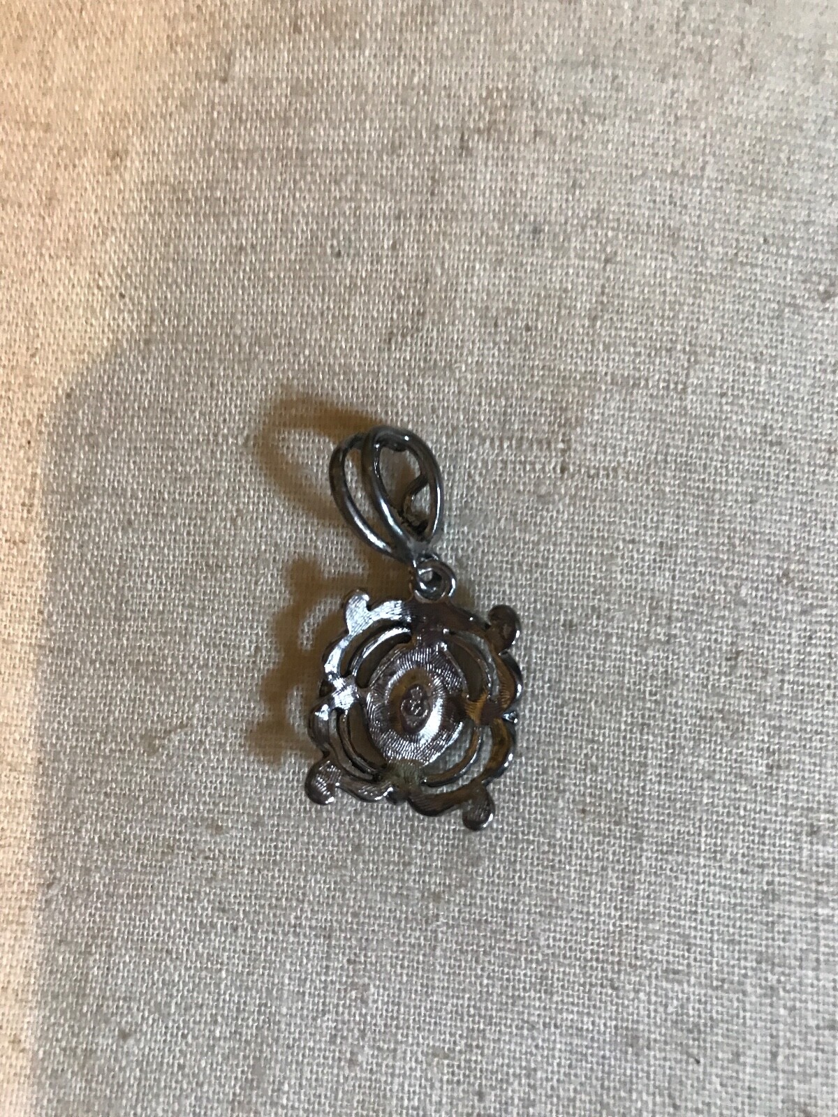 VINTAGE SILVER TONE SQUARE PENDANT WITH OVAL BLACK STONE AND NO CHAIN