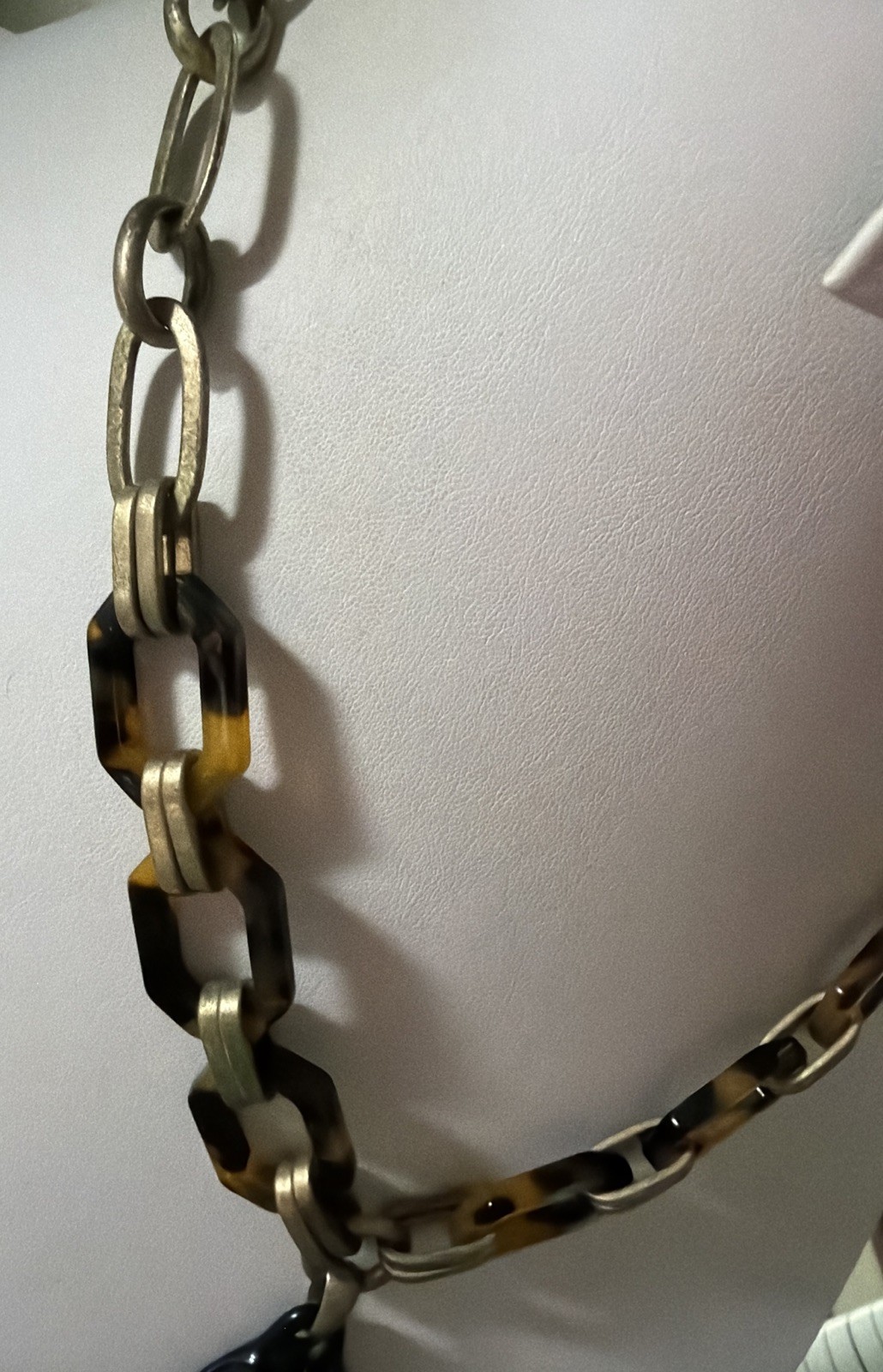 J Crew Faux Tortoise Shell Link Lucite Necklace W/Carved Black Textured Charm
