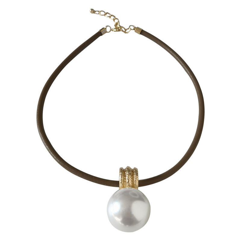 Exaggerated Simulated Big Pearl Pendant Necklace