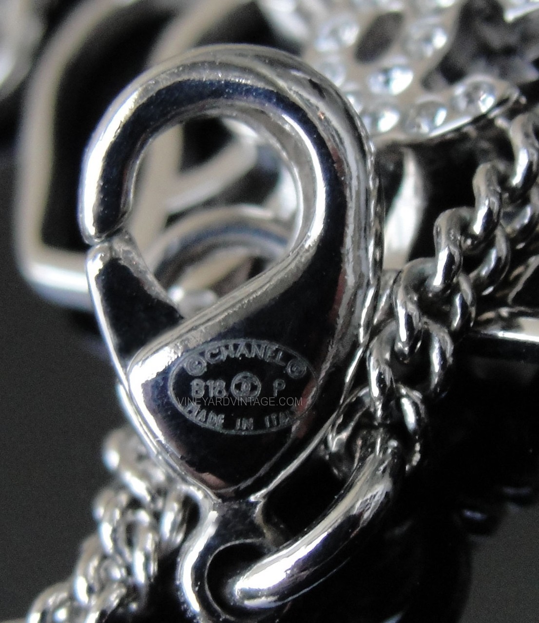 CHANEL AUTHENTIC OPEN WORK BOW & CRYSTAL CC LOGO NECKLACE