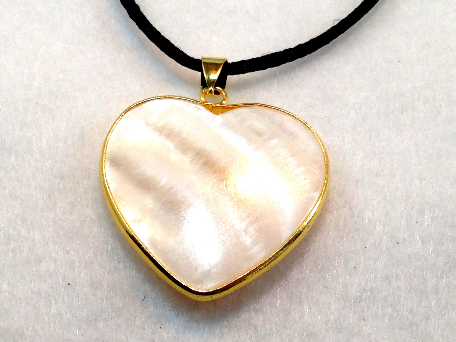 WHITE MOTHER OF PEARL HEART SEASHELL Pendant Necklace
