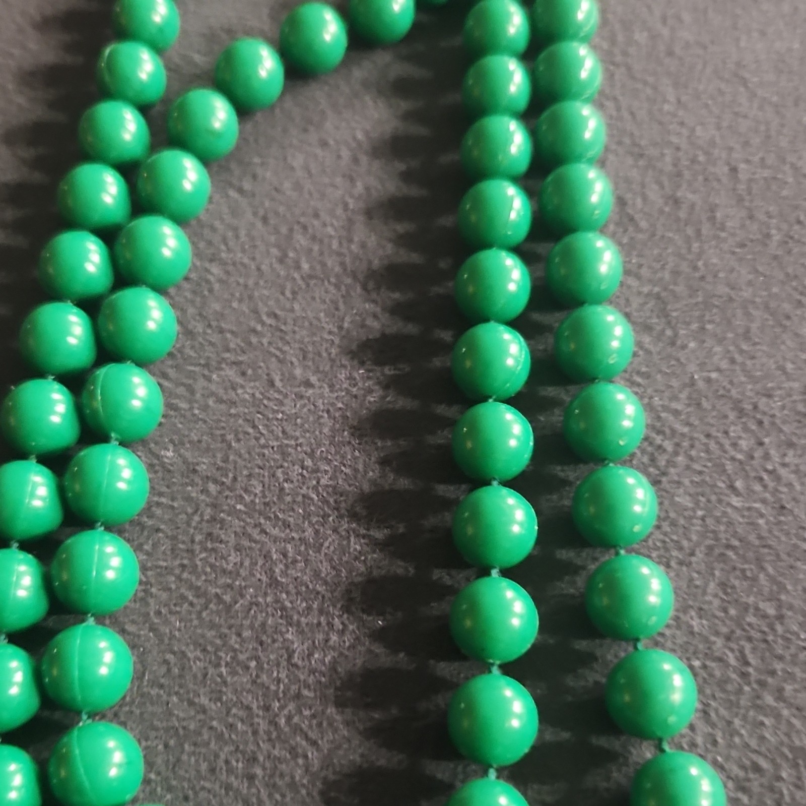 Green Round Plastic Beaded Necklace Ball/Bead Chain No Stone