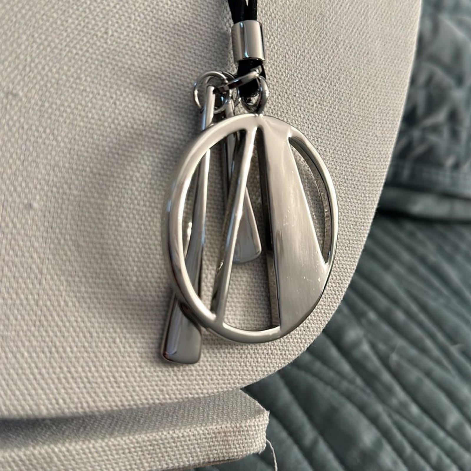 Women Chico’s 18 inch Classic beauty radiates Silver Tone Pendant Necklace