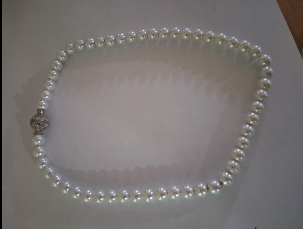 White Round Pearl Beaded Necklace, Silver Tone Rhinestone magnetic Clasp