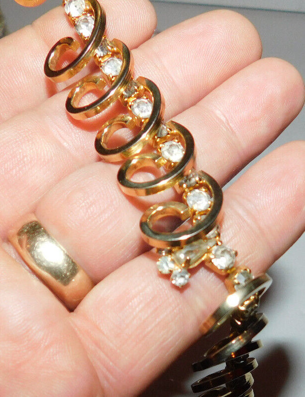 NEAT GOLD TONED LOOP NECKLACE WITH RHINESTONE DESIGN & SA.C. TAG SARAH COVENTRY