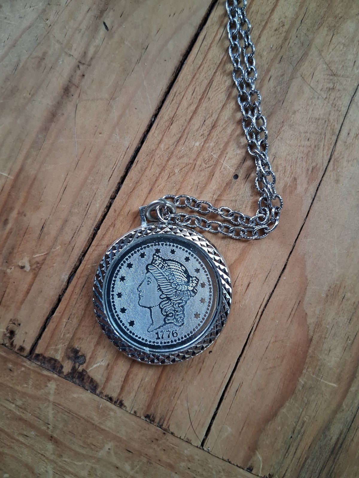 Vtg Commemorative 1776 Replica Liberty $20 Coin Silvertone 24″ Chain Necklace