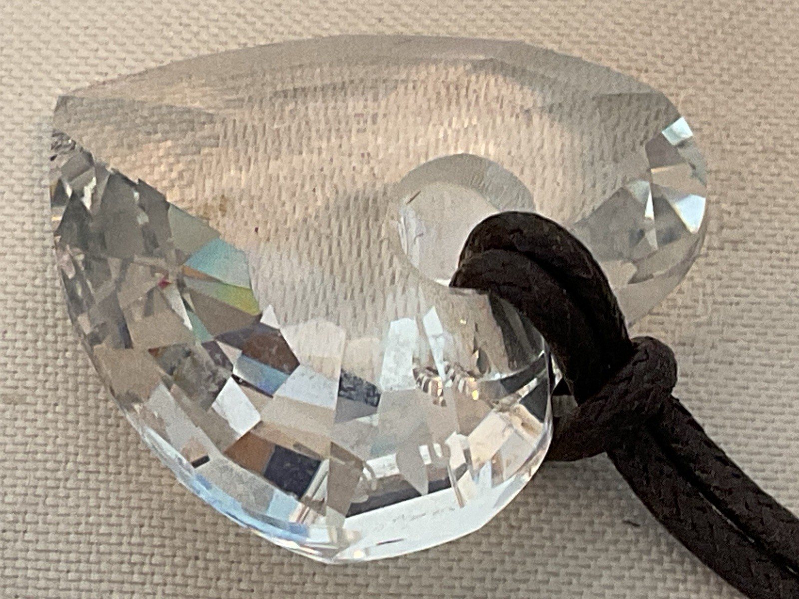 VINTAGE GENUINE SWAROVSKI CRYSTAL HEART PENDANT & LEATHER CHORD. BOXED (238/unit