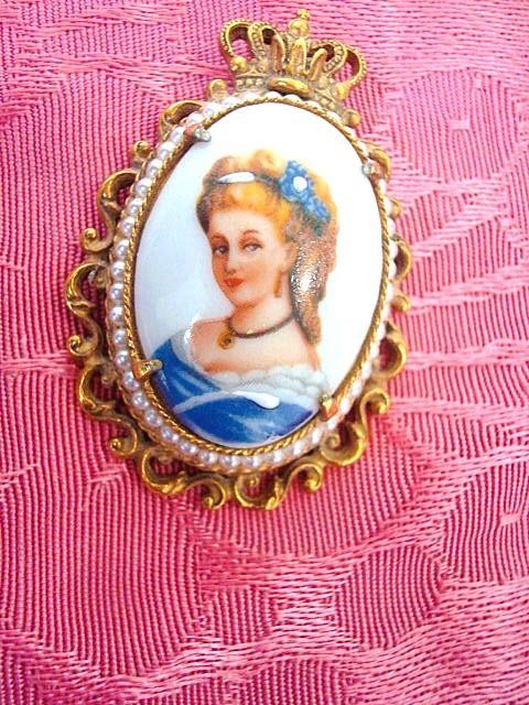 Vintage Gold Tone Florenza Limoges France Lady Portrait Pendant Seed Pearls KJ