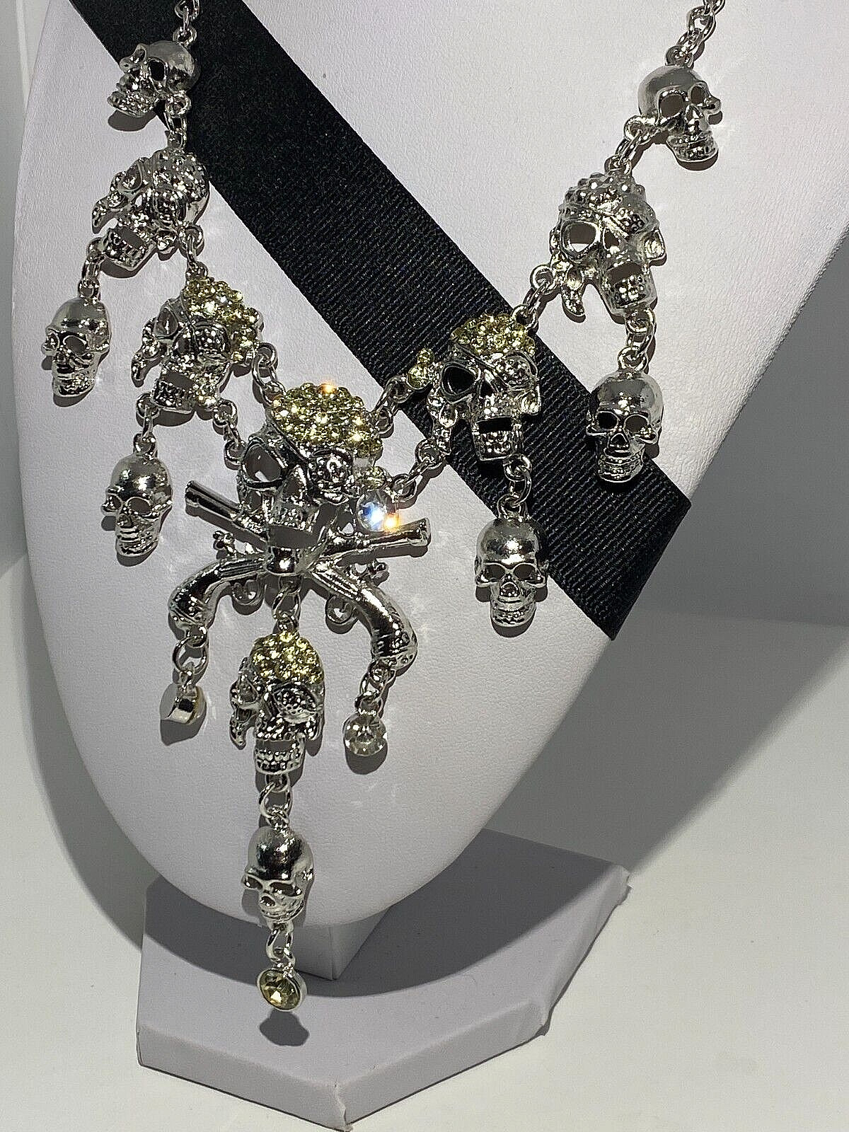 SKULLS PIRATE SKULLS CROSSED PISTOLS MAGNIFICENT SILVER PLATED NECKLACE