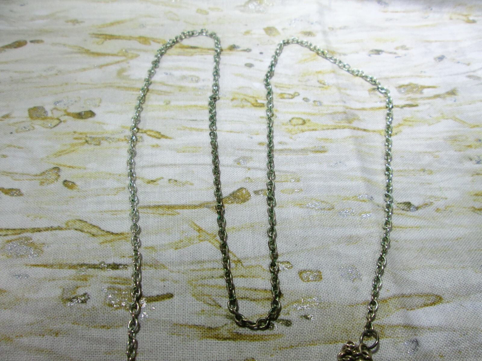 Silver Tone Acrylic Rhinestone Shell Shape Pendant Necklace 24″ No Clasp / S