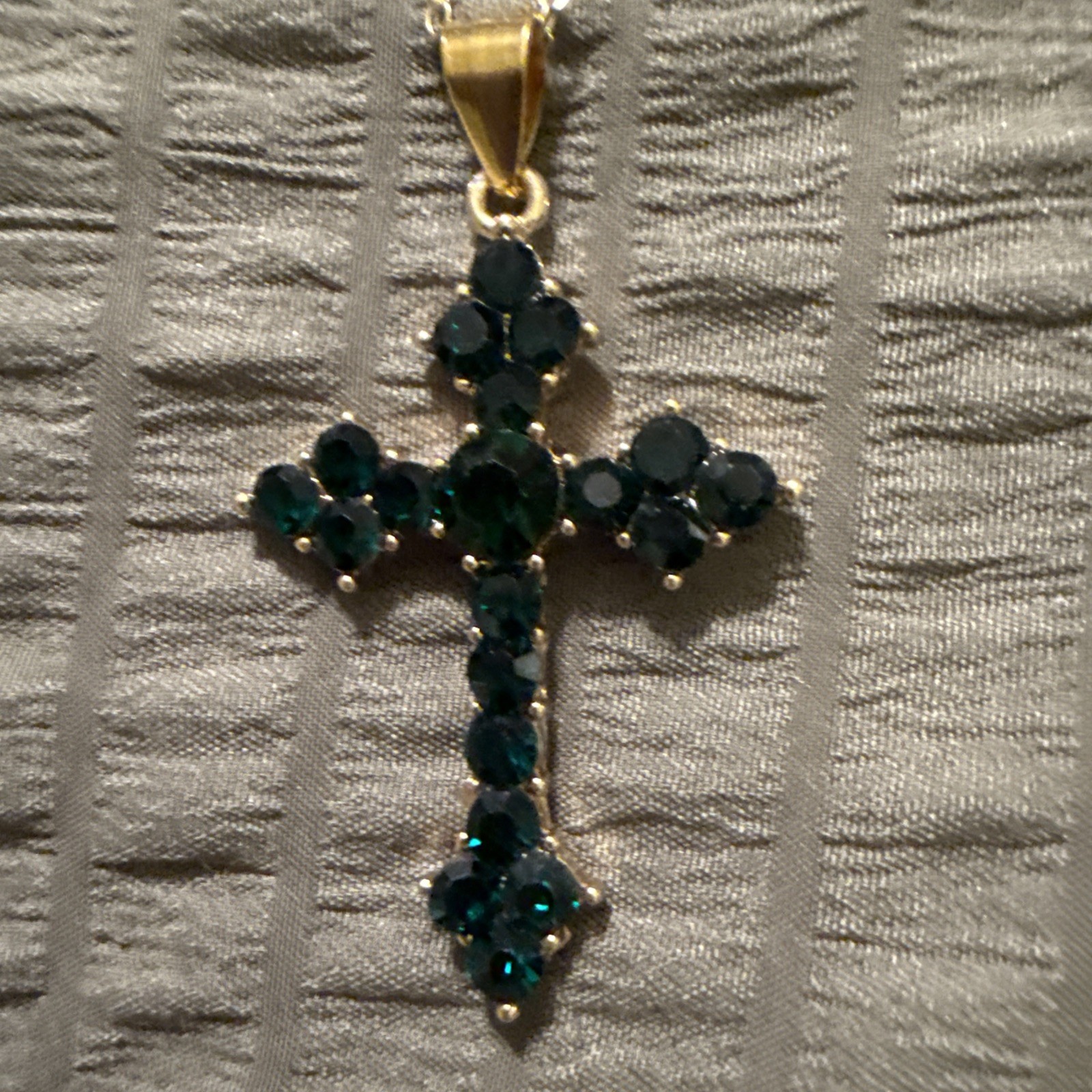 Dark Green Stones Colored On A Gold Copper Cross Oval Link Pendant Necklace