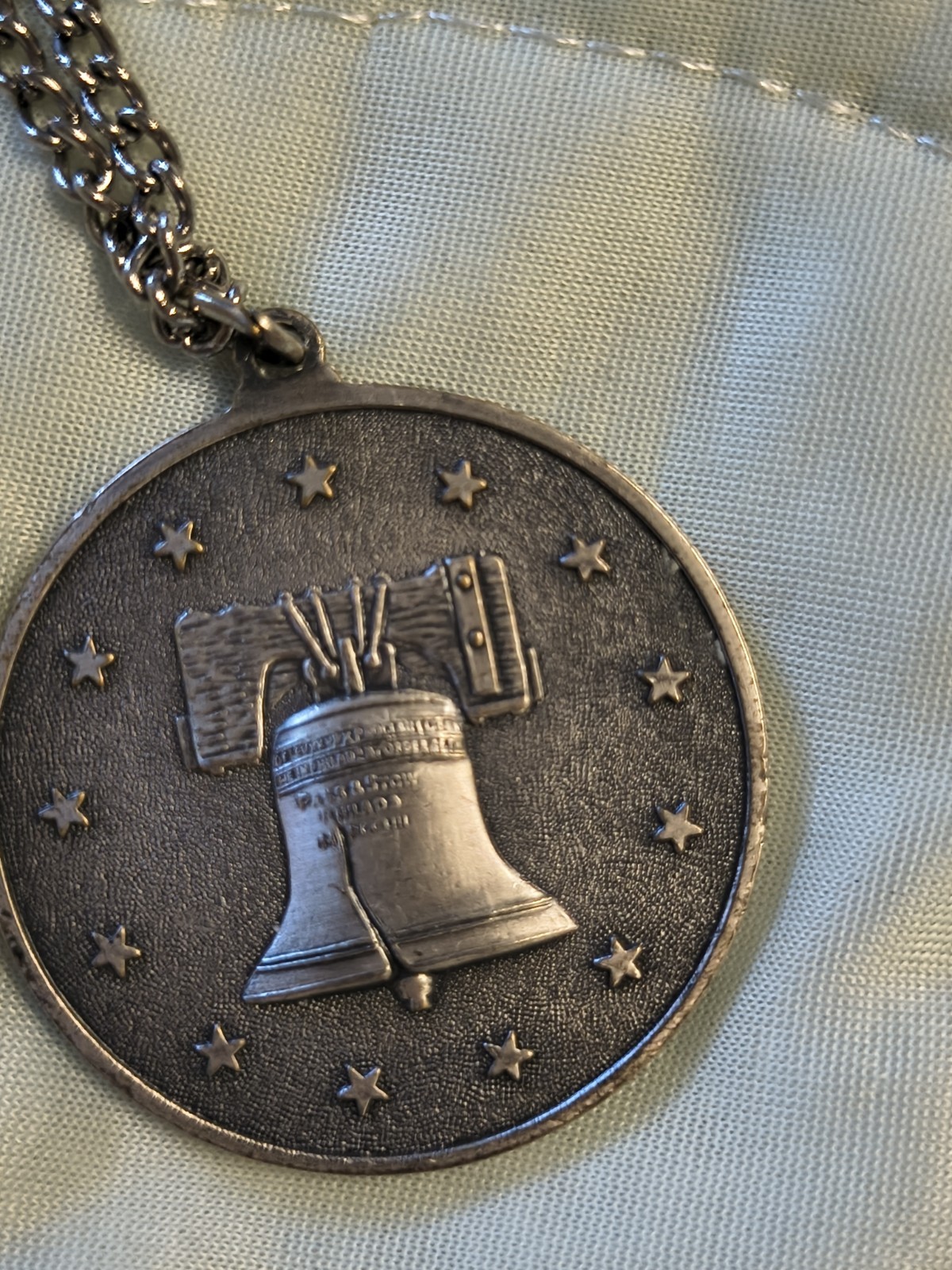 Vintage “Spirit of ’76” Bicentennial pewter-colored coin pendant Silver Chain