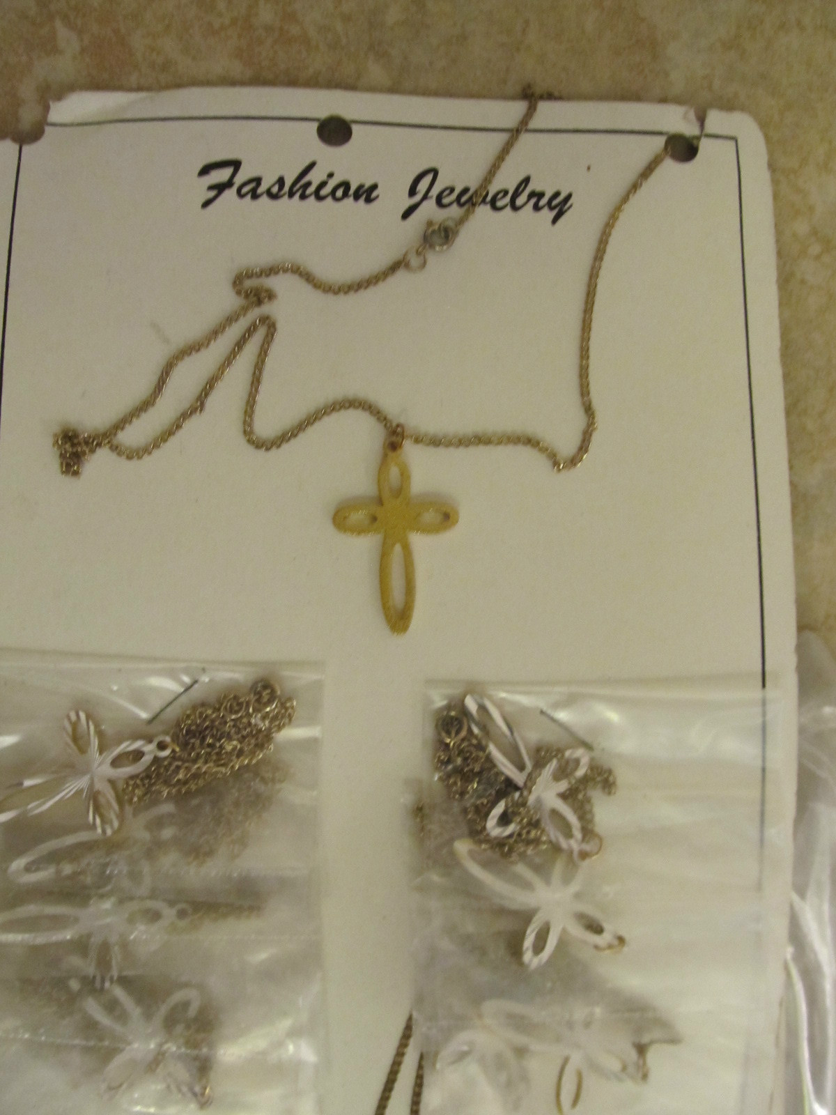 10 NEW NECKLACES – CHAINS WITH A CROSS – RELIGION / RELIGIOUS SYMBOL – IN PKGS