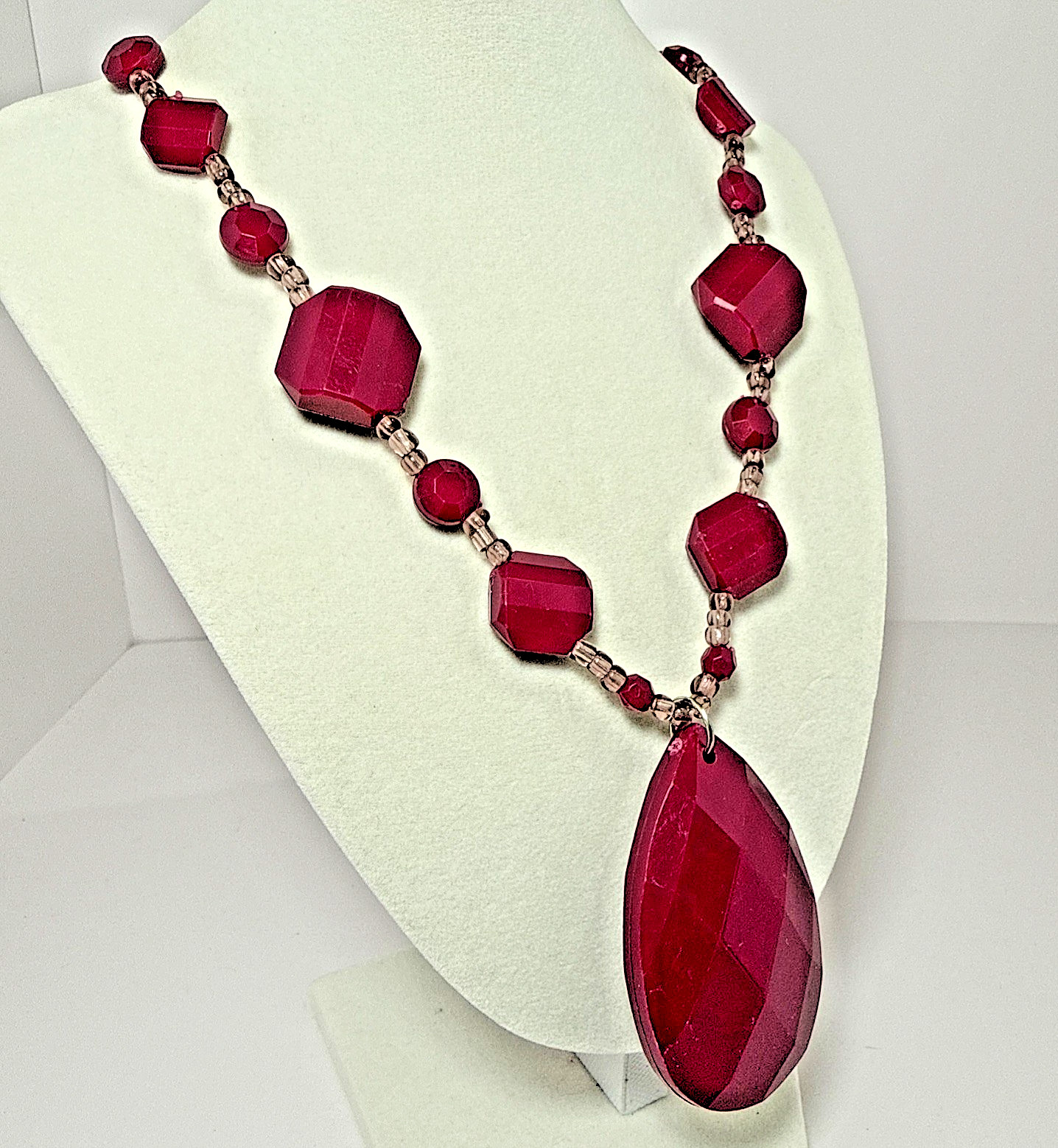 Vintage Magenta Lucite Faceted Bead & Solid Teardrop Pendant Statement Necklace
