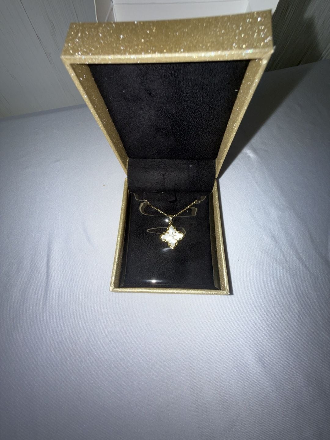 DERDALN Gold Plated Mother of Pearl Clover Flower Pendant Necklace (b0011)