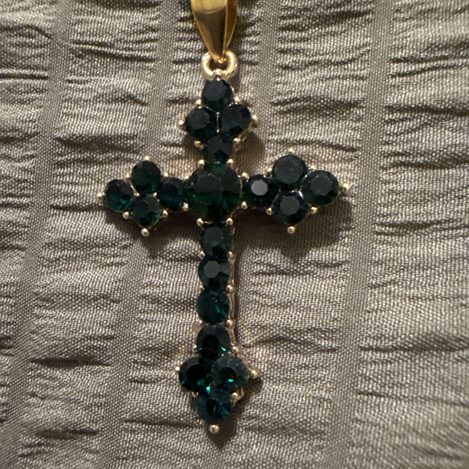 Dark Green Stones Colored On A Gold Copper Cross Oval Link Pendant Necklace