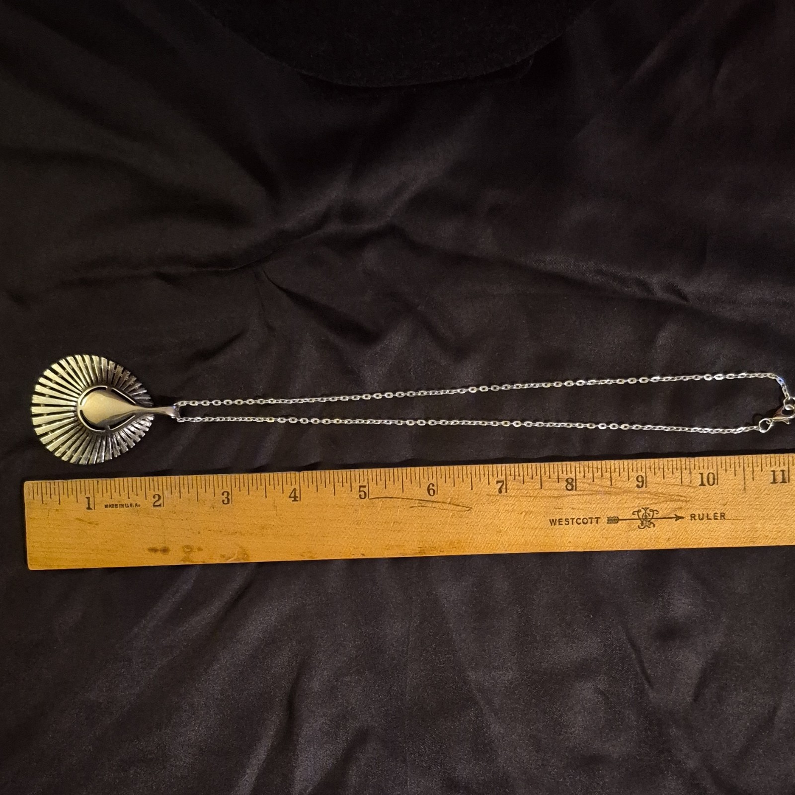 Silver Tone Modern Round Pendant Chain Necklace Metal No Stone Undated Era