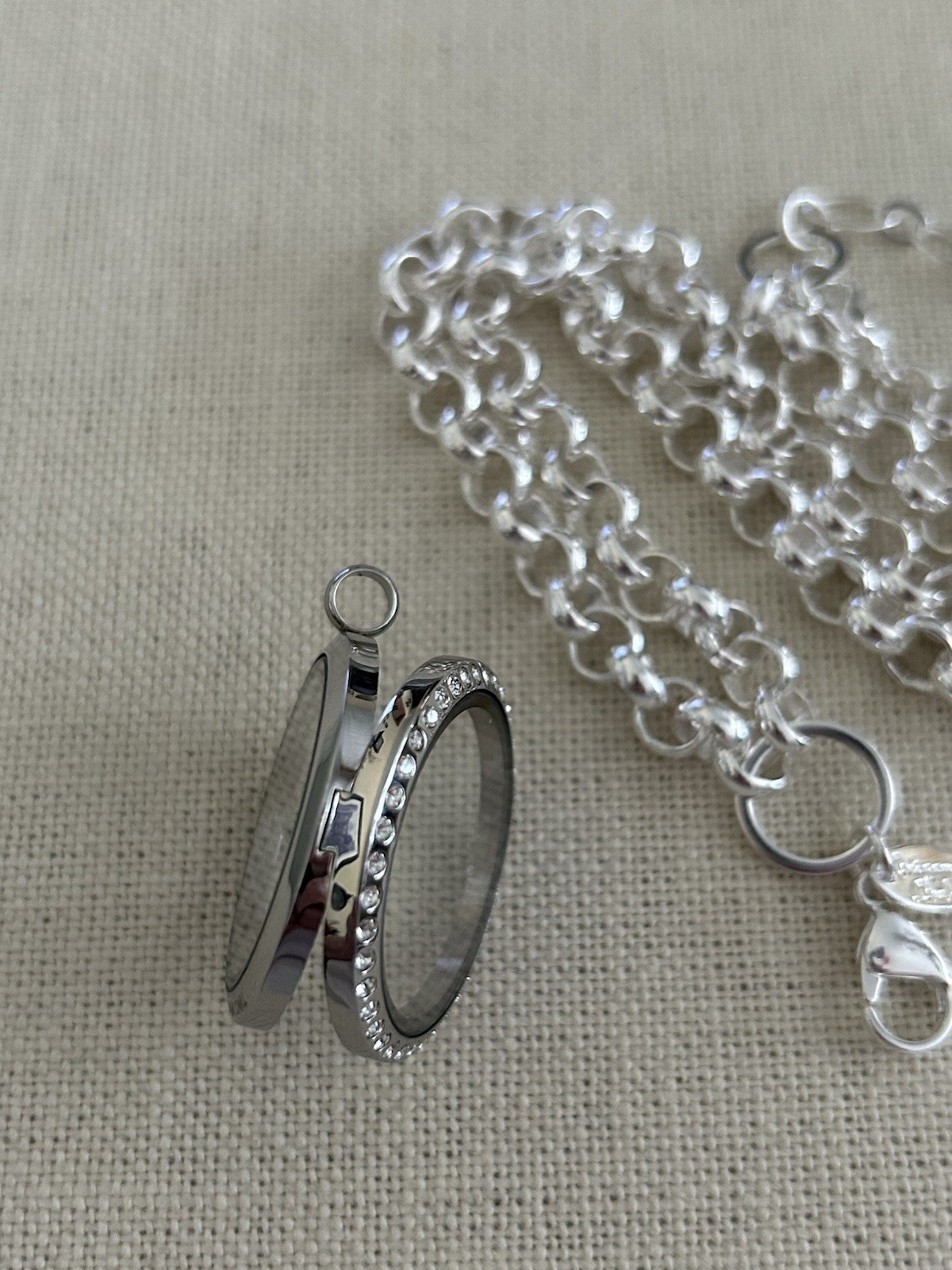 Origami Owl Large SilverHinge Locket w/Crystals & Thick Rolo Chain Set “New”