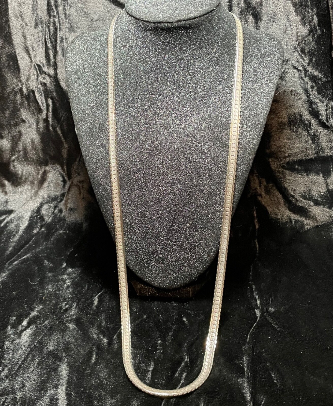 NECKLACE costume embossed long flat serpentine silvertone chain fold over clasp