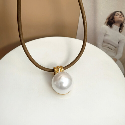 Exaggerated Simulated Big Pearl Pendant Necklace