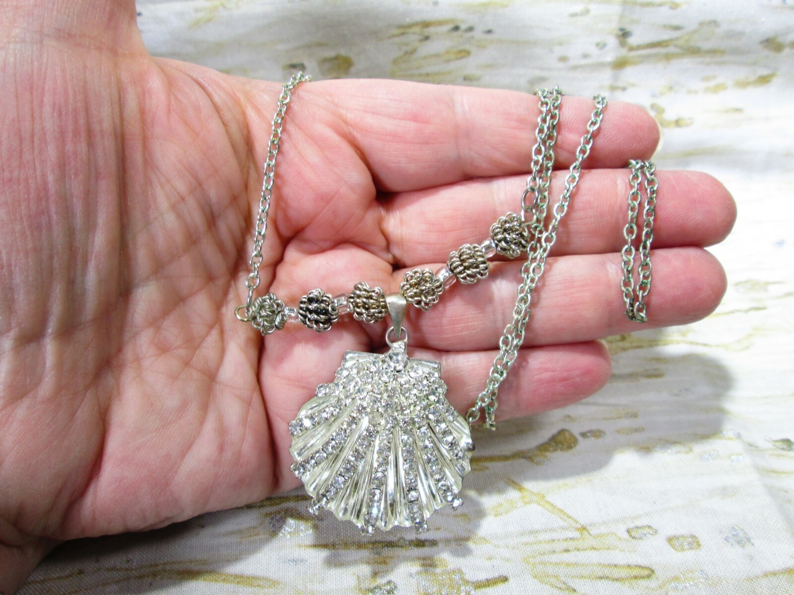 Silver Tone Acrylic Rhinestone Shell Shape Pendant Necklace 24″ No Clasp / S