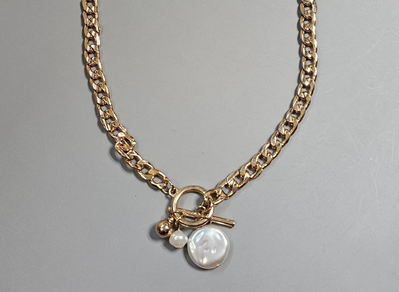 Pearl Charm Cuban Link Chain Choker Necklace Toggle Closure Goldtone 15.5″